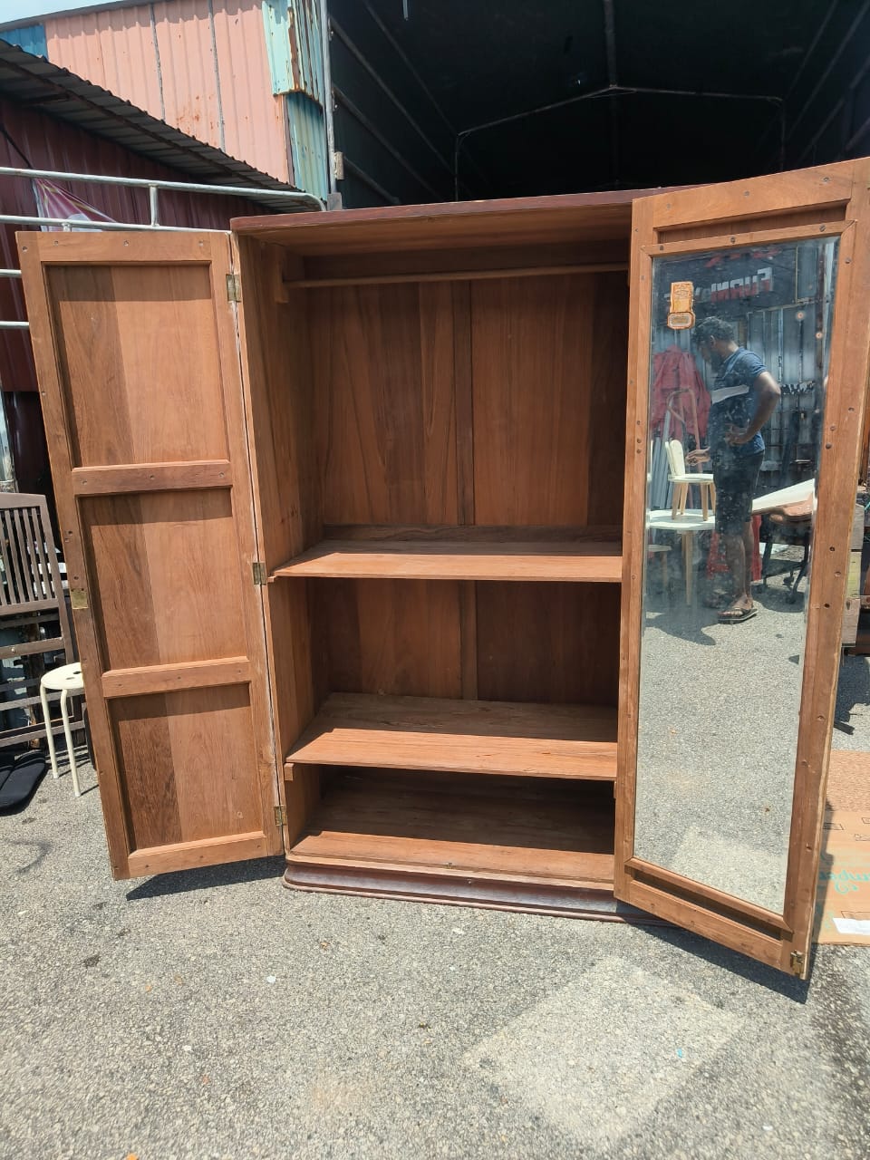 ANTIQUE 3 DOORS WARDROBE