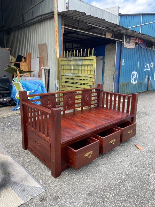 wooden daybed with 3 drawers underneath